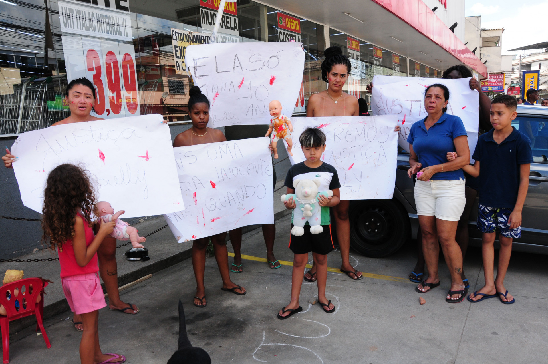 Amigos e parentes da menina Rafaelly da Rocha Vieira, fazem protesto pela sua morte. Nesta Quinta-Feira (26). - Estefan Radovicz/Agência O Dia