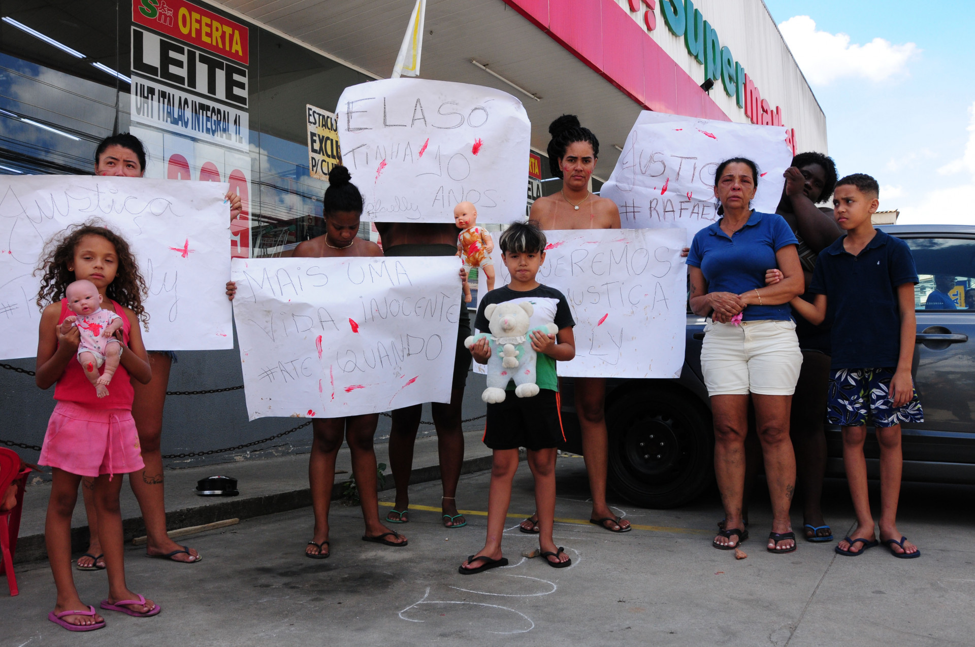 Amigos e parentes da menina Rafaelly da Rocha Vieira, fazem protesto pela sua morte. Nesta Quinta-Feira (26). - Estefan Radovicz/Agência O Dia