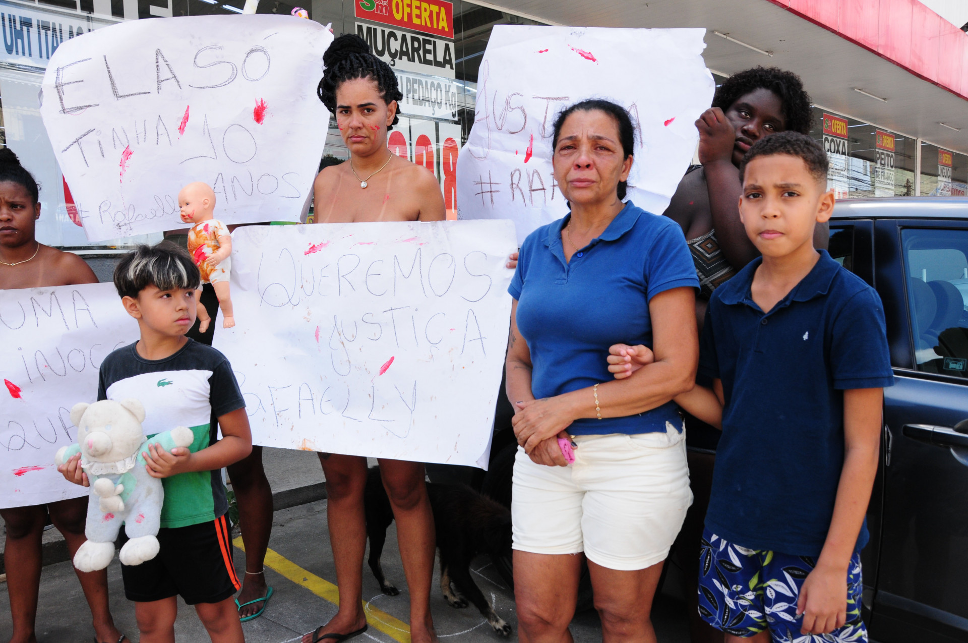 Amigos e parentes da menina Rafaelly da Rocha Vieira, fazem protesto pela sua morte. Nas fotos de camisa Azul, Luciana Teixeira, avó de Rafaelly. - Estefan Radovicz/Agência O Dia