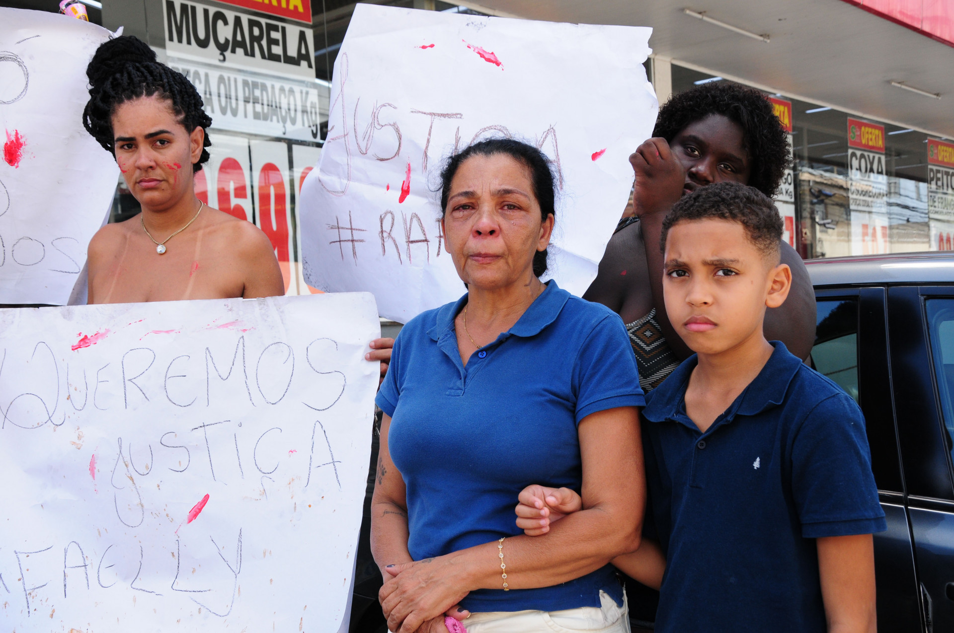 Amigos e parentes da menina Rafaelly da Rocha Vieira, fazem protesto pela sua morte. Nas fotos de camisa Azul, Luciana Teixeira, avó de Rafaelly. - Estefan Radovicz/Agência O Dia