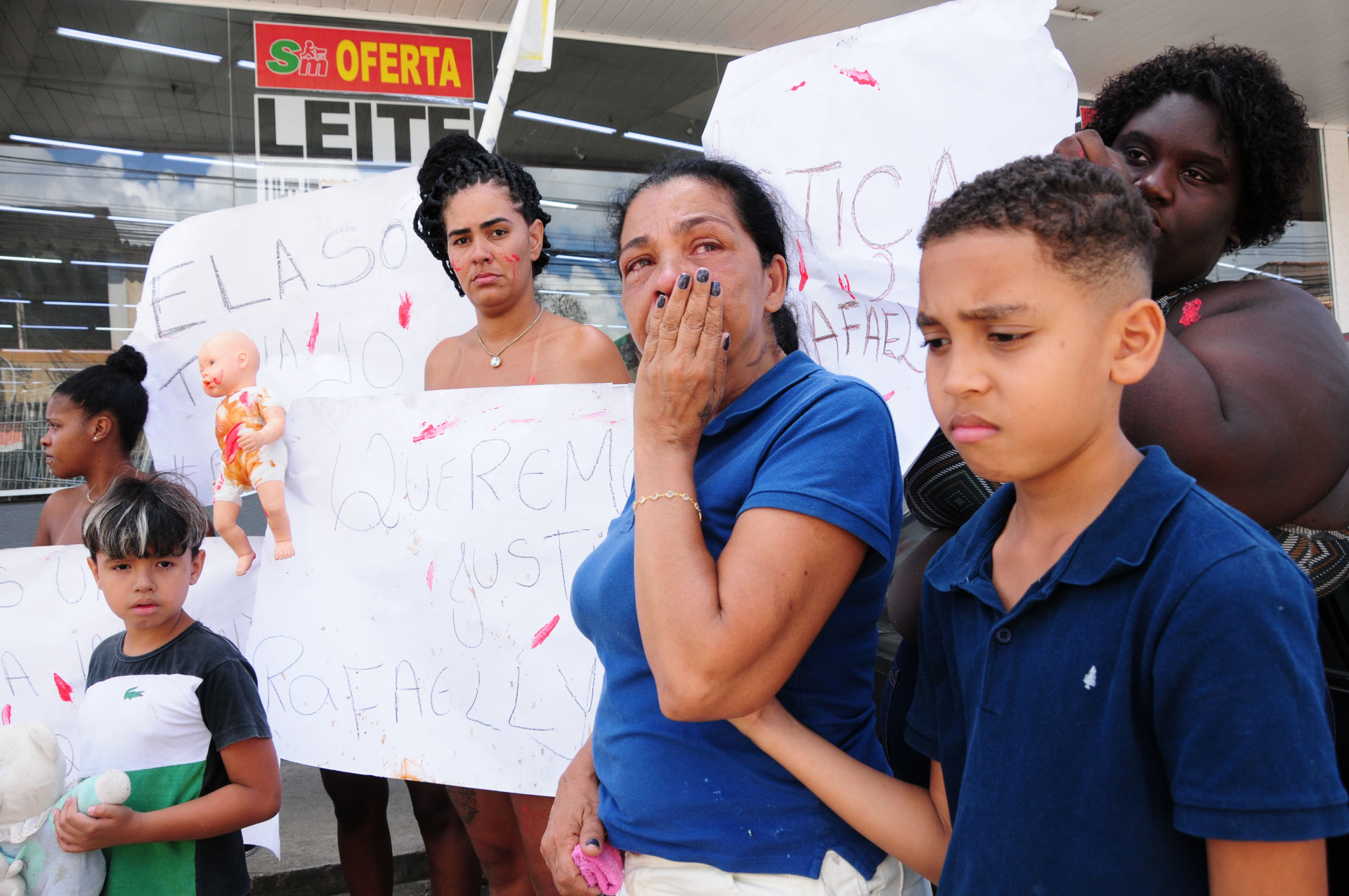 Amigos e parentes da menina Rafaelly da Rocha Vieira, fazem protesto pela sua morte. Nas fotos de camisa Azul, Luciana Teixeira, avó de Rafaelly. - Estefan Radovicz/Agência O Dia