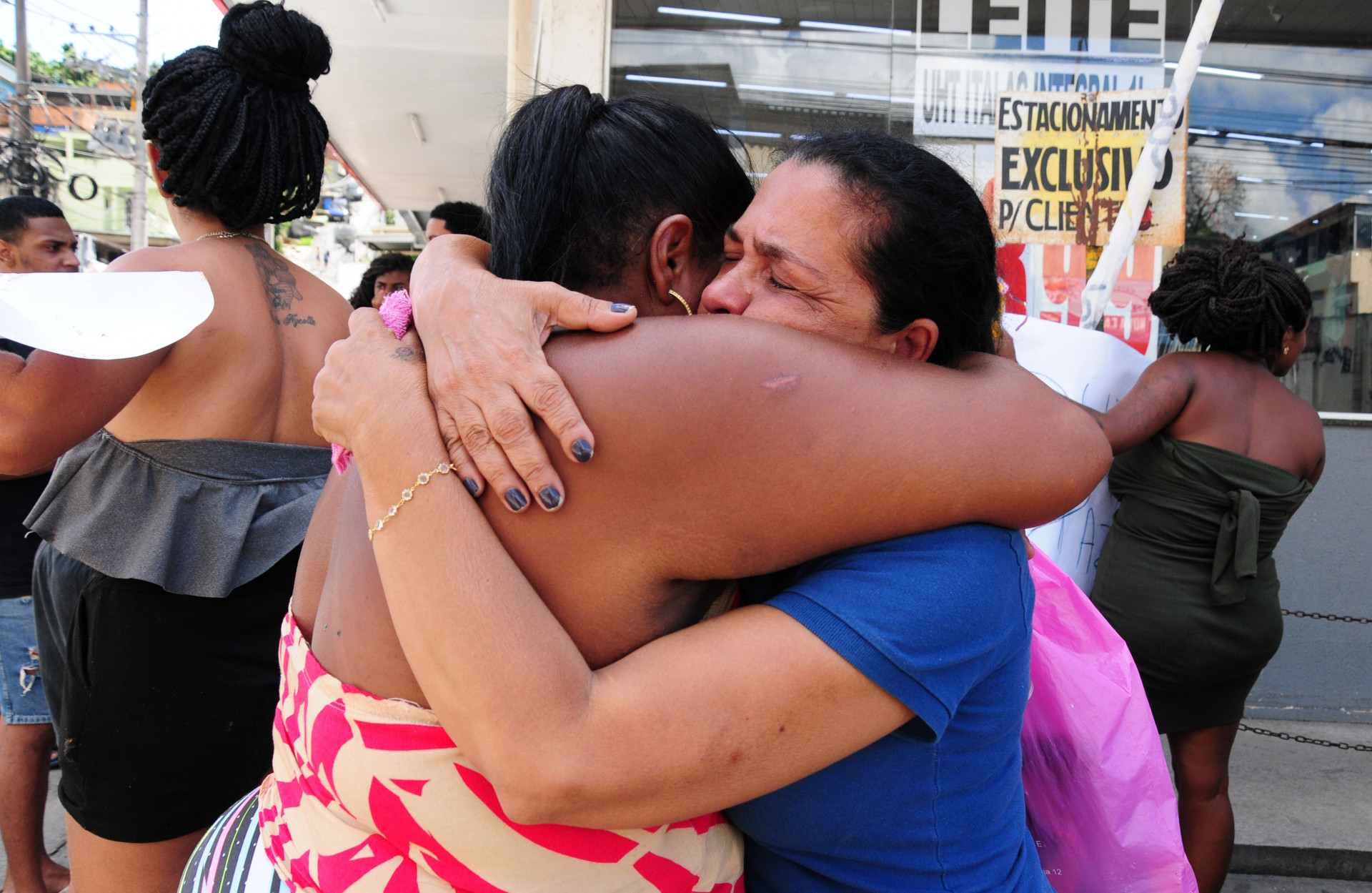 Amigos e parentes da menina Rafaelly da Rocha Vieira, fazem protesto pela sua morte. Nas fotos de camisa Azul, Luciana Teixeira, avó de Rafaelly. - Estefan Radovicz/Agência O Dia
