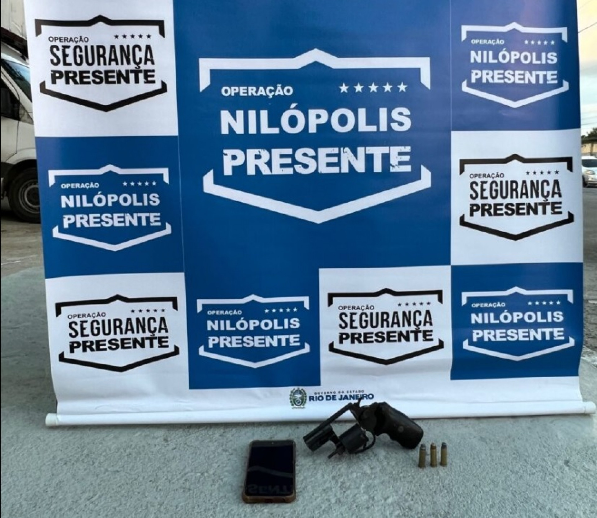 Os policiais militares do Programa Seguran&ccedil;a Presente apreenderam um rev&oacute;lver com o assaltante preso - Divulga&ccedil;&atilde;o