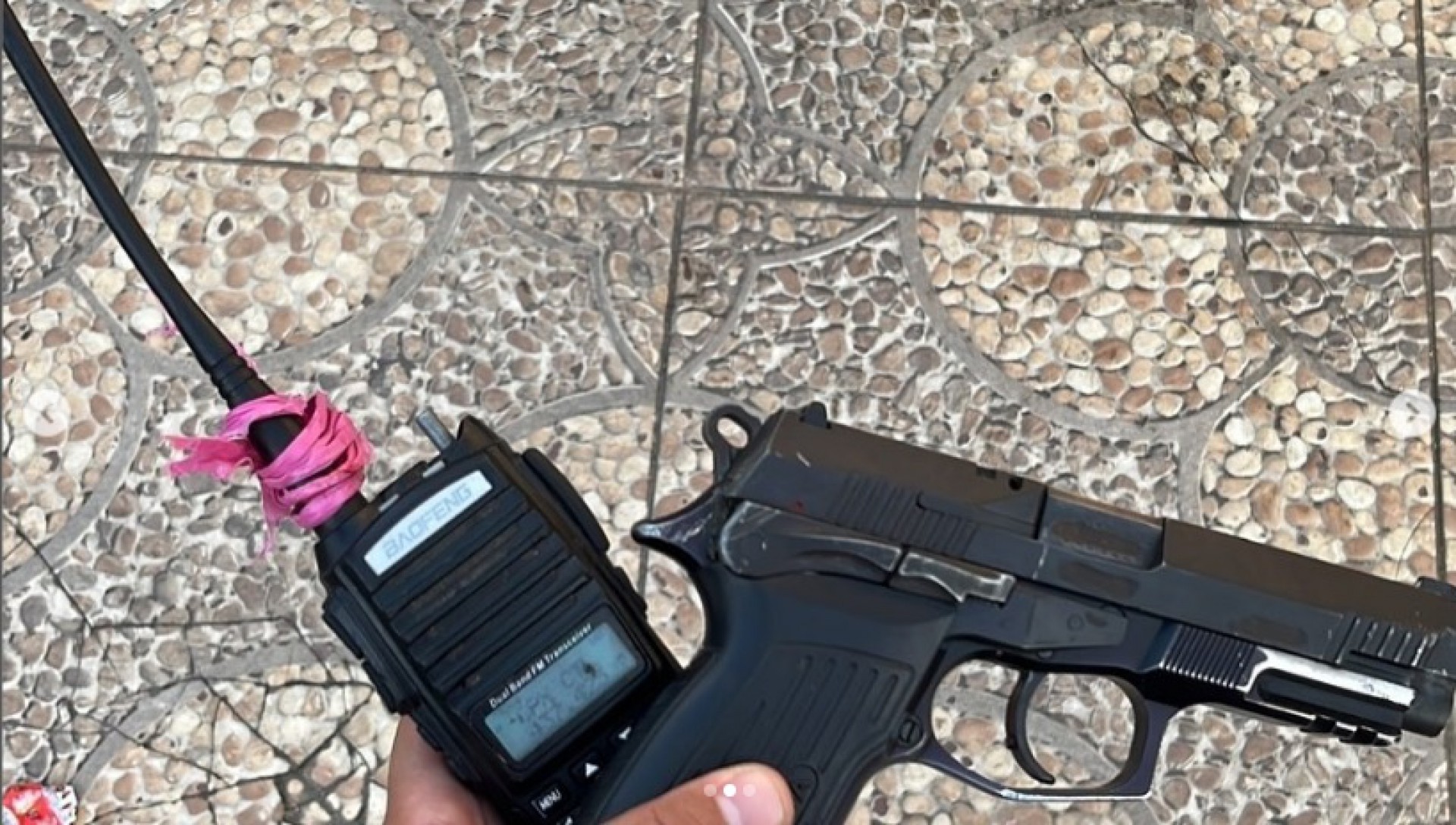 R&aacute;dio transmissor e pistola apreendidas na Comunidade do Castelar - Divulga&ccedil;&atilde;o / 39&ordm; BPM