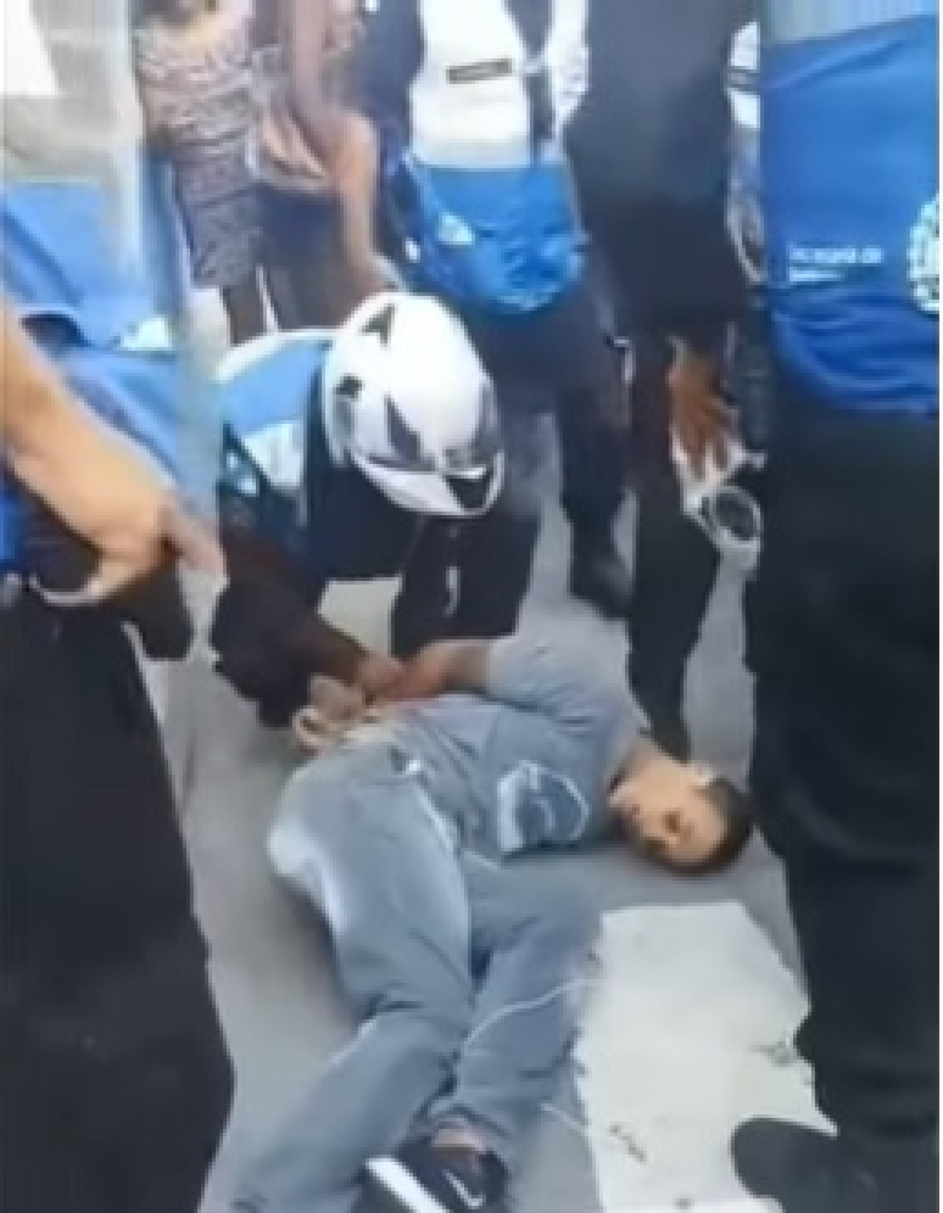 Policiais militares do Programa Seguran&ccedil;a Presente prenderam um dos assaltantes ao lado da Esta&ccedil;&atilde;o de Trem - Reprodu&ccedil;&atilde;o / Redes Sociais