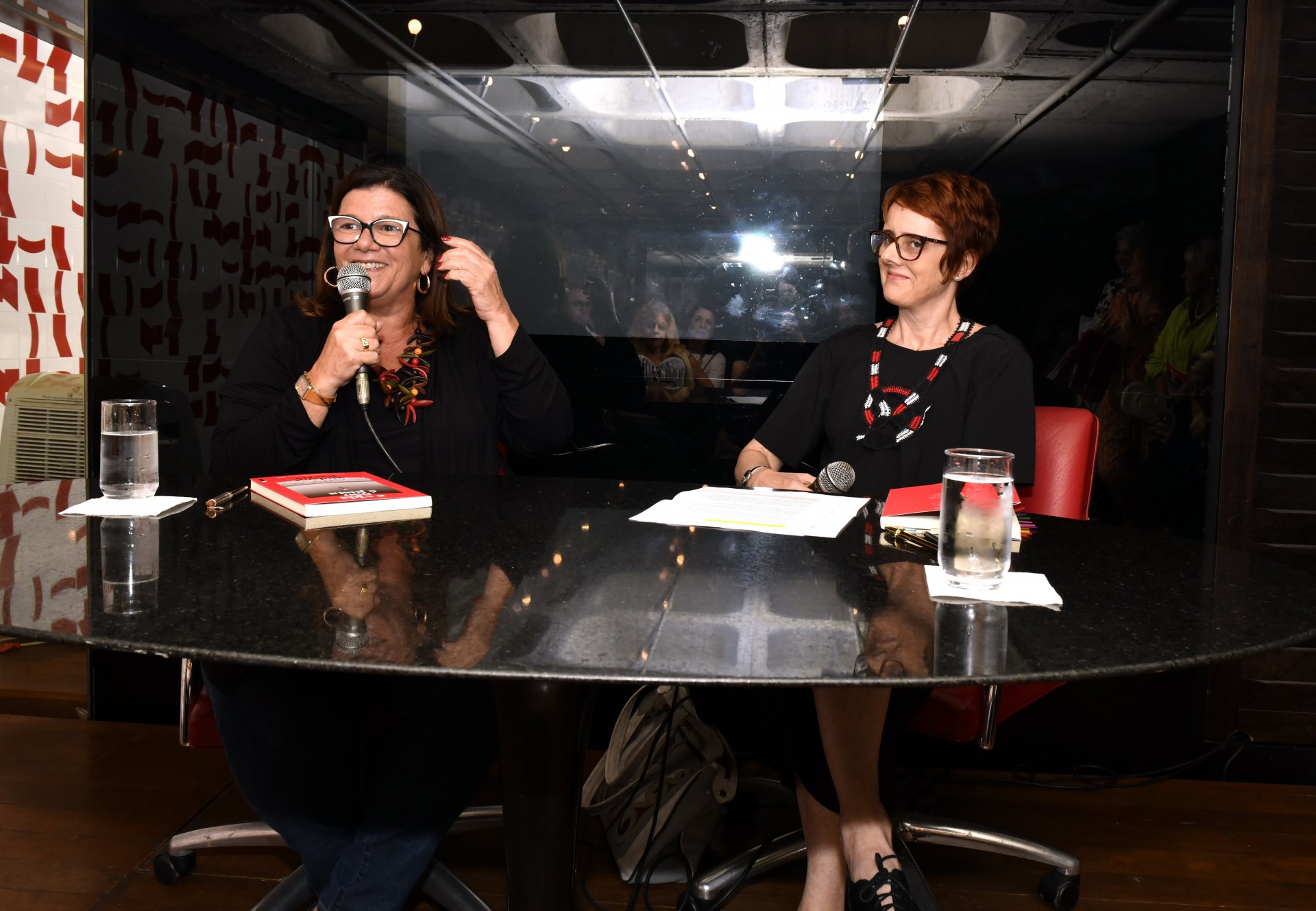 Andréa Pachá e Bianca Ramoneda no lançamento de A vida não é justa: Edição comemorativa de 10 anos - Cristina Granato