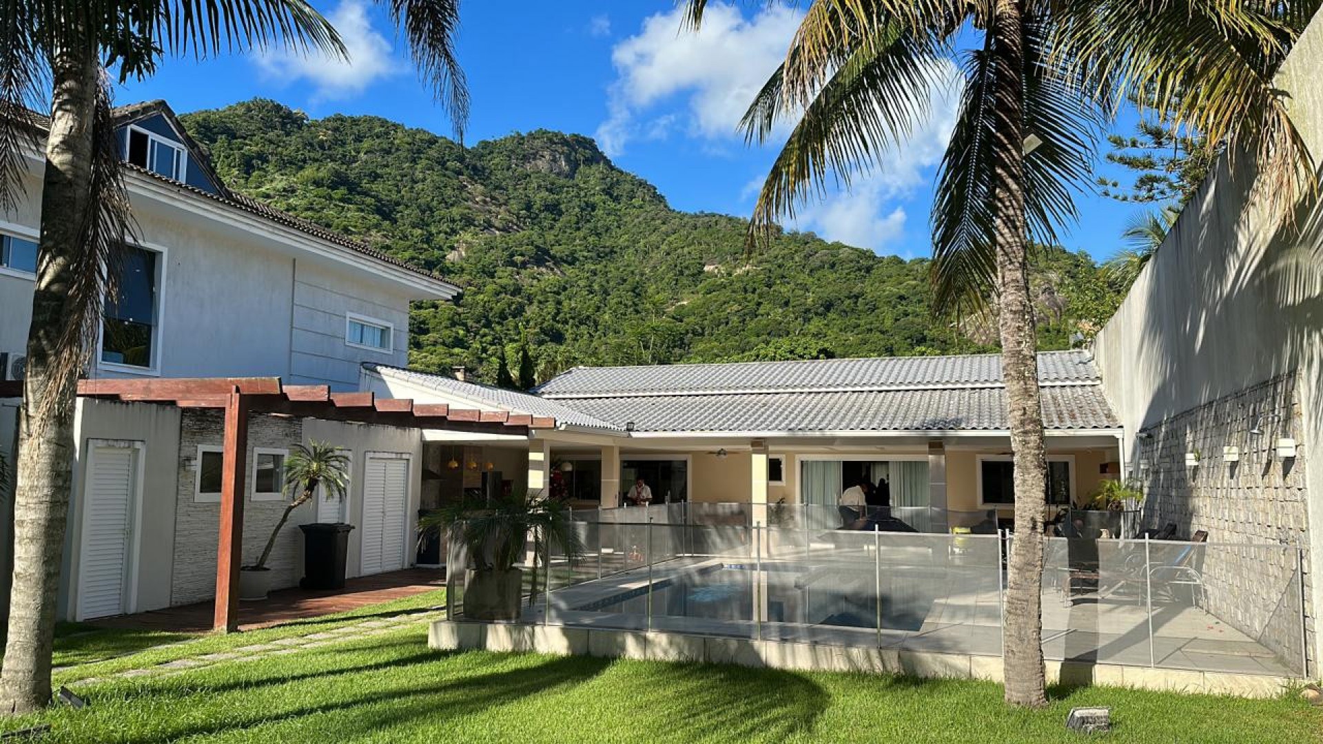 Agentes estiveram em imóvel de luxo em Mangaratiba - Divulgação/Polícia Federal