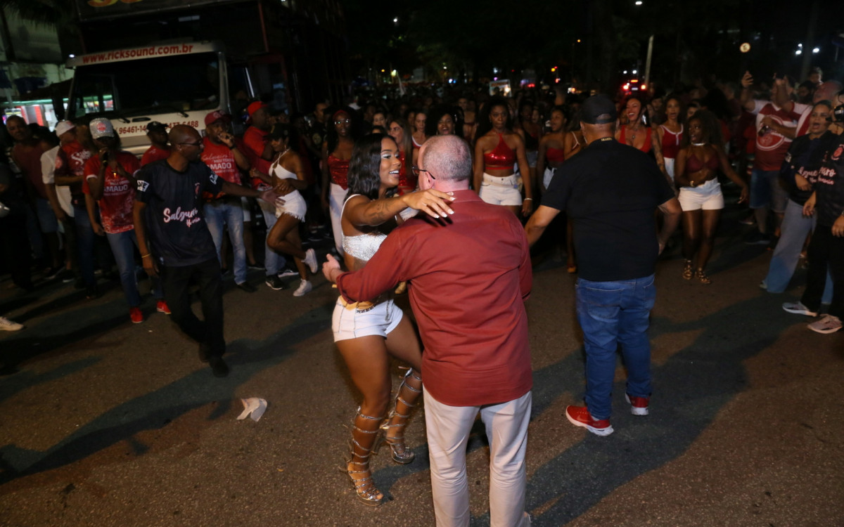 MC Rebecca participa de ensaio de rua na madrugada desta sexta-feira