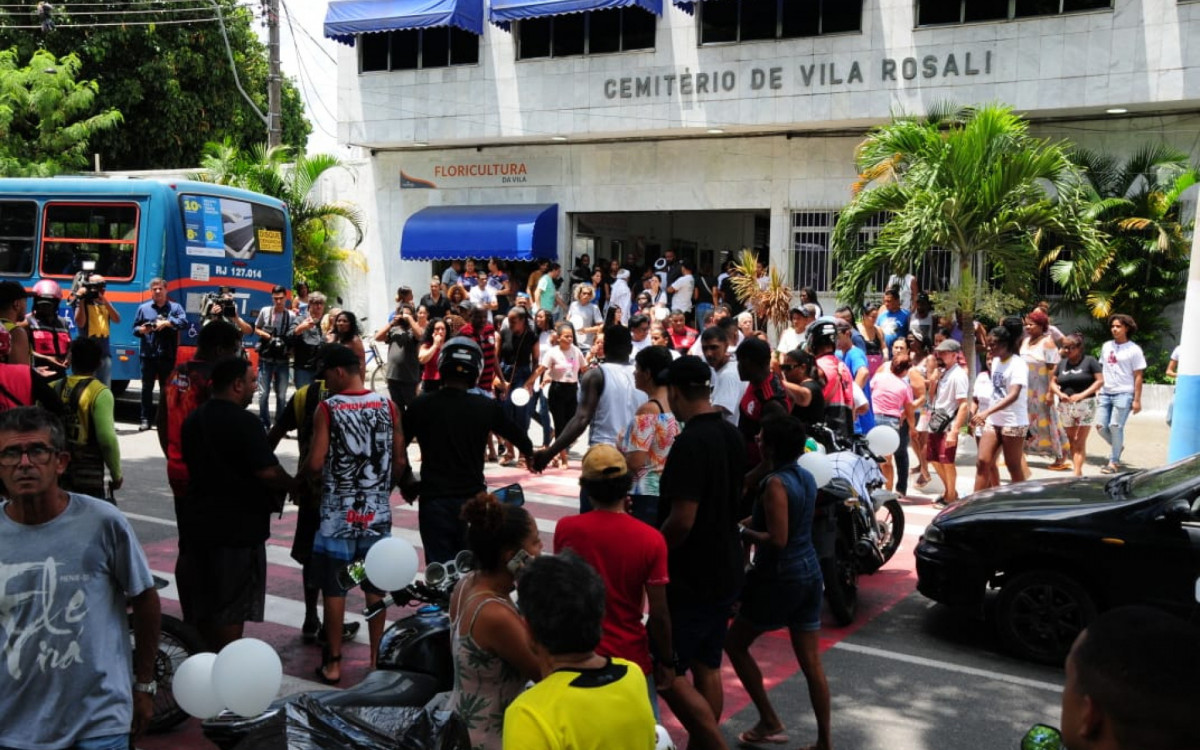 Parentes e amigos da fam&iacute;lia de Rafaely da Rocha Vieira, de 10 anos, fazem ato pedindo justi&ccedil;a na porta do Cemit&eacute;rio Vila Rosali, em S&atilde;o Jo&atilde;o de Meriti. Ato bloqueou tr&acirc;nsito na Rua da Matriz e contou com motociata