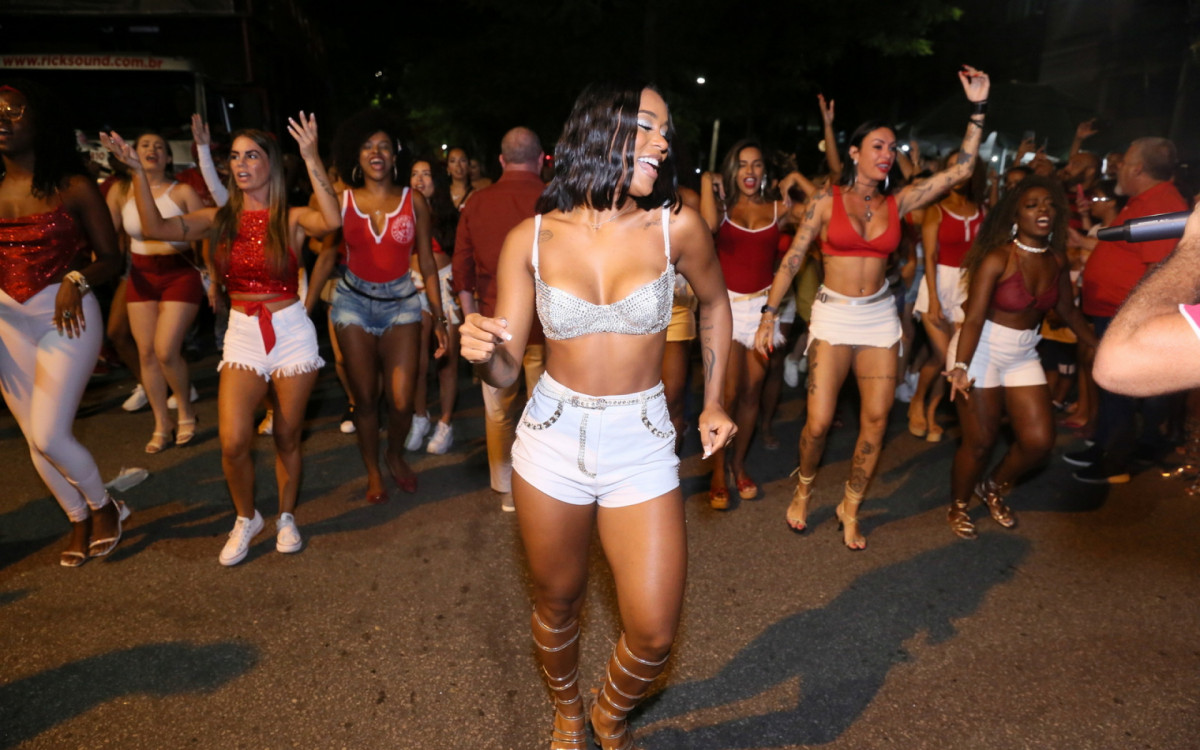 MC Rebecca participa de ensaio de rua na madrugada desta sexta-feira