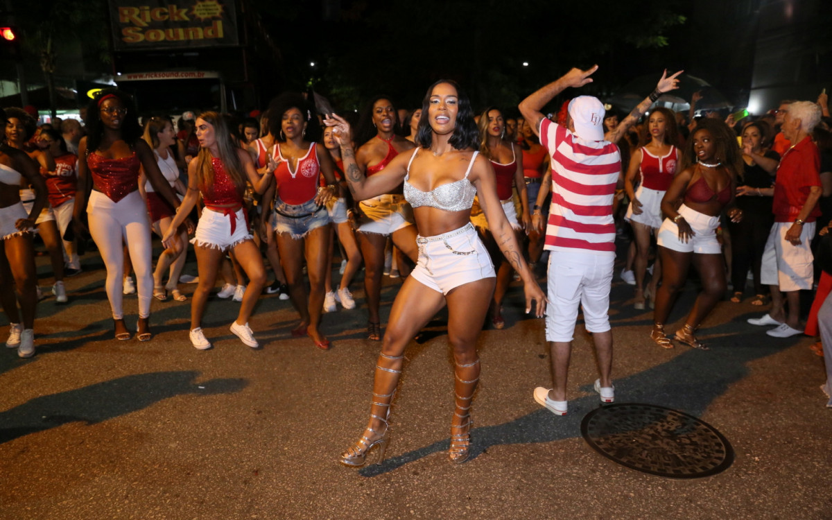 MC Rebecca participa de ensaio de rua na madrugada desta sexta-feira