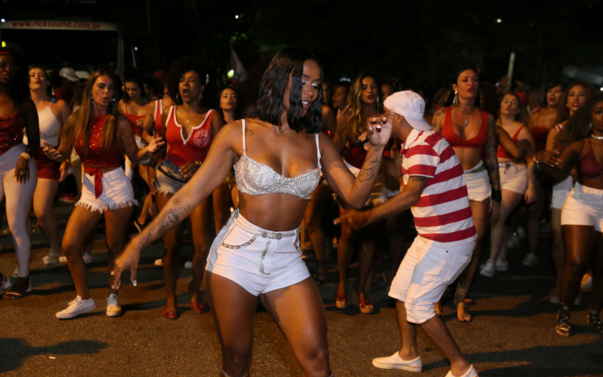 MC Rebecca participa de ensaio de rua na madrugada desta sexta-feira