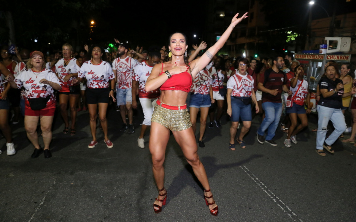 Bianca Salgueiro participa de ensaio de rua na madrugada desta sexta-feira