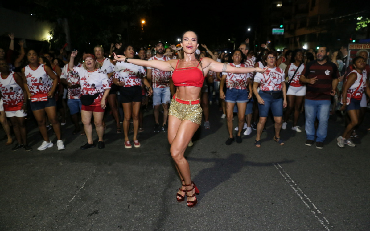 Bianca Salgueiro participa de ensaio de rua na madrugada desta sexta-feira