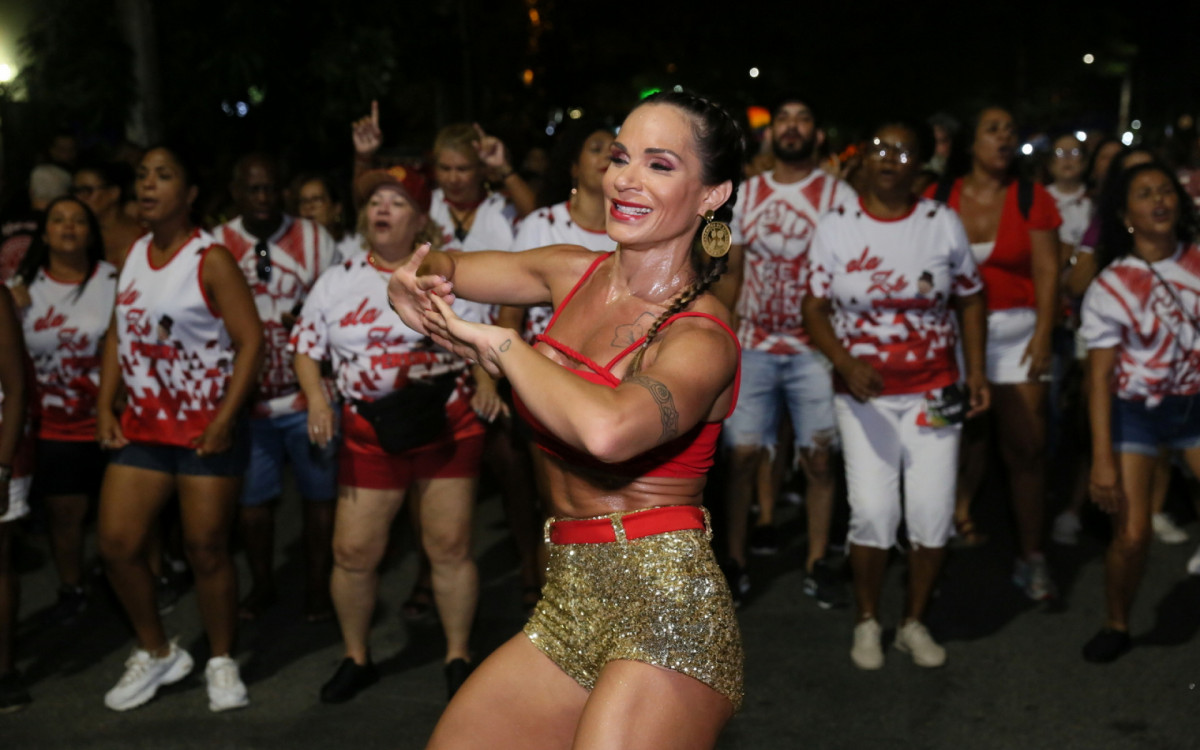 Bianca Salgueiro participa de ensaio de rua na madrugada desta sexta-feira