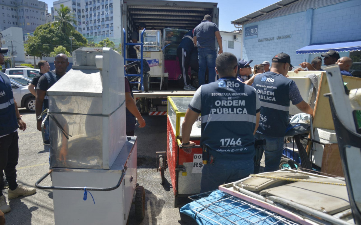 Caminhões-baú foram usados para o transporte dos materiais apreendidos - Divulgação / Seop