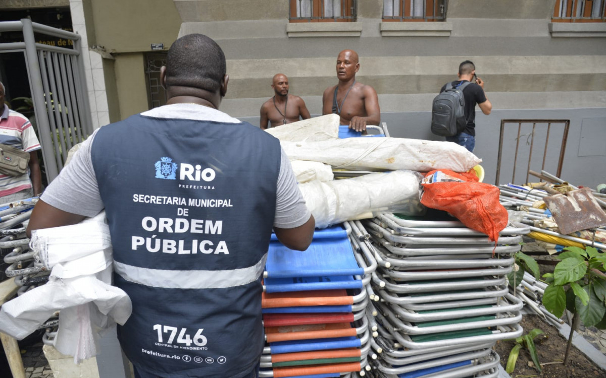 Depósito clandestino era usado por ambulantes em Copacabana - Divulgação / Seop