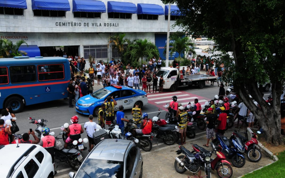 Parentes e amigos da fam&iacute;lia de Rafaely da Rocha Vieira, de 10 anos, fazem ato pedindo justi&ccedil;a na porta do Cemit&eacute;rio Vila Rosali, em S&atilde;o Jo&atilde;o de Meriti. Ato bloqueou tr&acirc;nsito na Rua da Matriz e contou com motociata