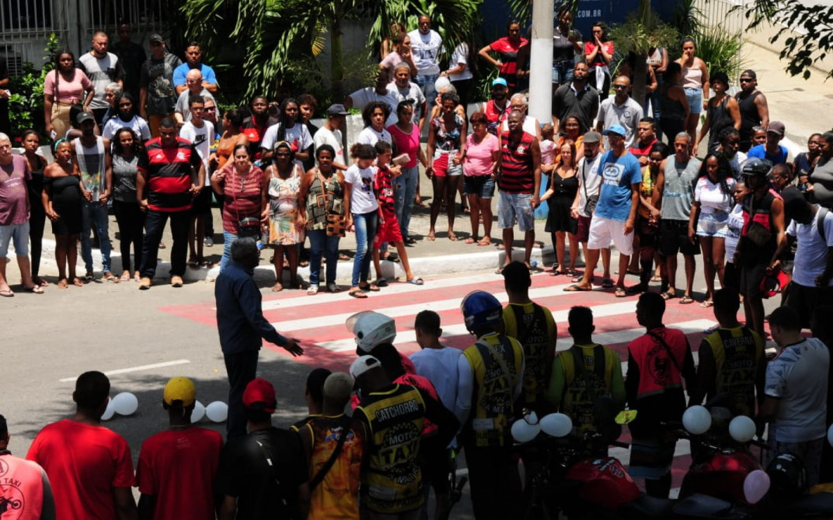 Parentes e amigos da fam&iacute;lia de Rafaely da Rocha Vieira, de 10 anos, fazem ato pedindo justi&ccedil;a na porta do Cemit&eacute;rio Vila Rosali, em S&atilde;o Jo&atilde;o de Meriti. Ato bloqueou tr&acirc;nsito na Rua da Matriz e contou com motociata