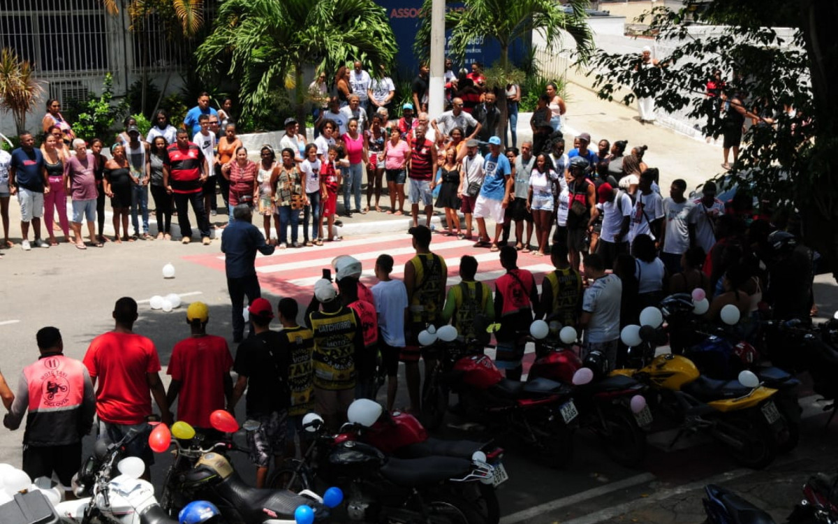 Parentes e amigos da fam&iacute;lia de Rafaely da Rocha Vieira, de 10 anos, fazem ato pedindo justi&ccedil;a na porta do Cemit&eacute;rio Vila Rosali, em S&atilde;o Jo&atilde;o de Meriti. Ato bloqueou tr&acirc;nsito na Rua da Matriz e contou com motociata