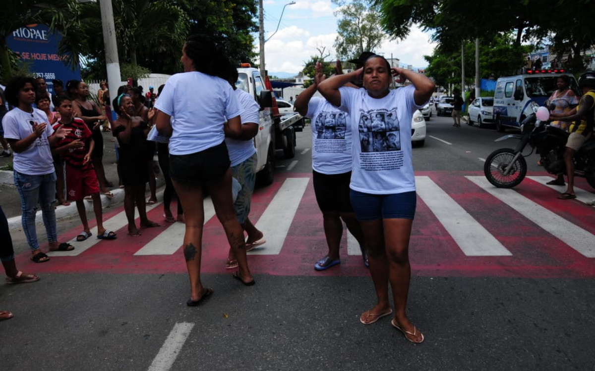 Parentes e amigos da fam&iacute;lia de Rafaely da Rocha Vieira, de 10 anos, fazem ato pedindo justi&ccedil;a na porta do Cemit&eacute;rio Vila Rosali, em S&atilde;o Jo&atilde;o de Meriti. Ato bloqueou tr&acirc;nsito na Rua da Matriz e contou com motociata