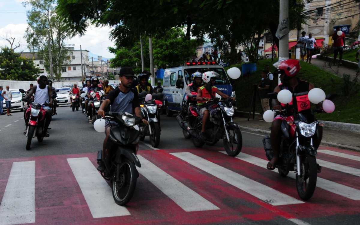 Parentes e amigos da fam&iacute;lia de Rafaely da Rocha Vieira, de 10 anos, fazem ato pedindo justi&ccedil;a na porta do Cemit&eacute;rio Vila Rosali, em S&atilde;o Jo&atilde;o de Meriti. Ato bloqueou tr&acirc;nsito na Rua da Matriz e contou com motociata
