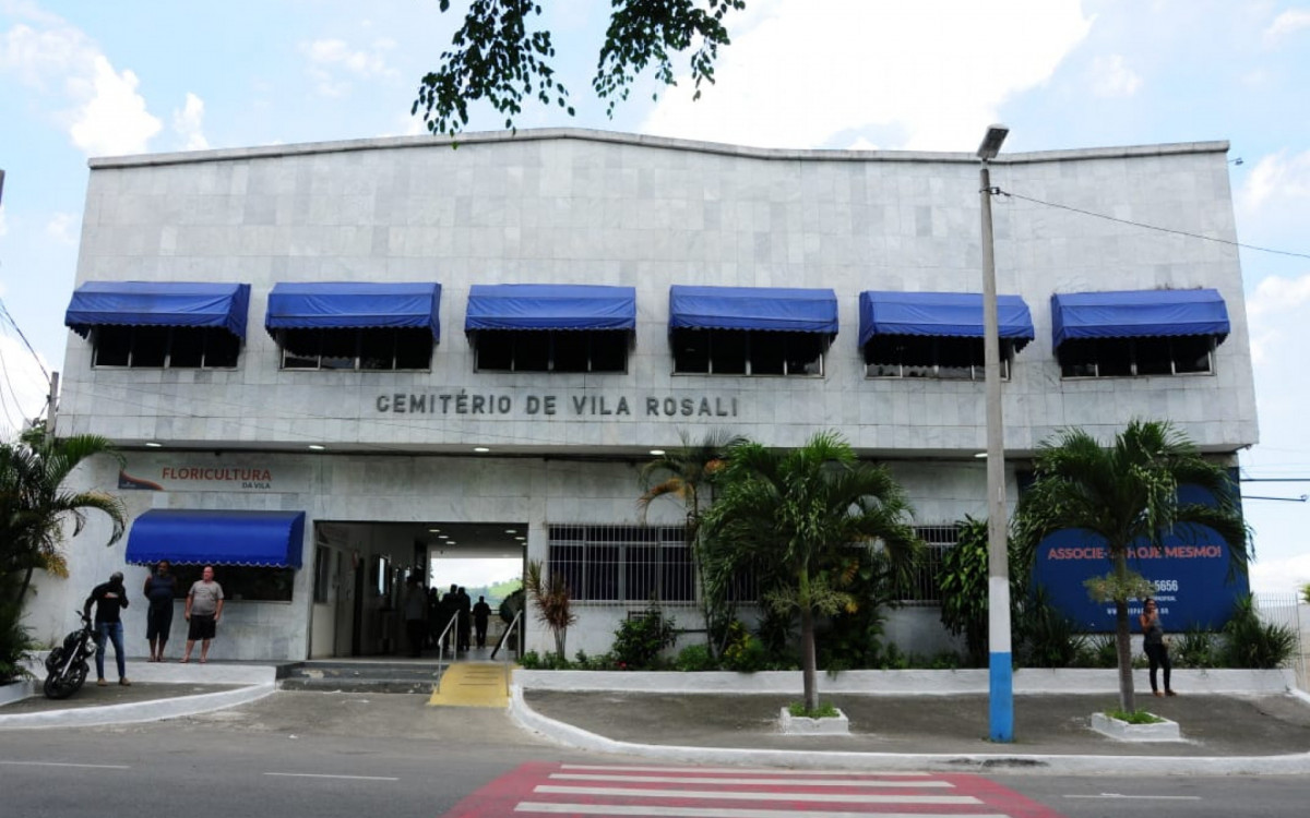 Parentes e amigos da fam&iacute;lia de Rafaely da Rocha Vieira, de 10 anos, fazem ato pedindo justi&ccedil;a na porta do Cemit&eacute;rio Vila Rosali, em S&atilde;o Jo&atilde;o de Meriti. Ato bloqueou tr&acirc;nsito na Rua da Matriz e contou com motociata