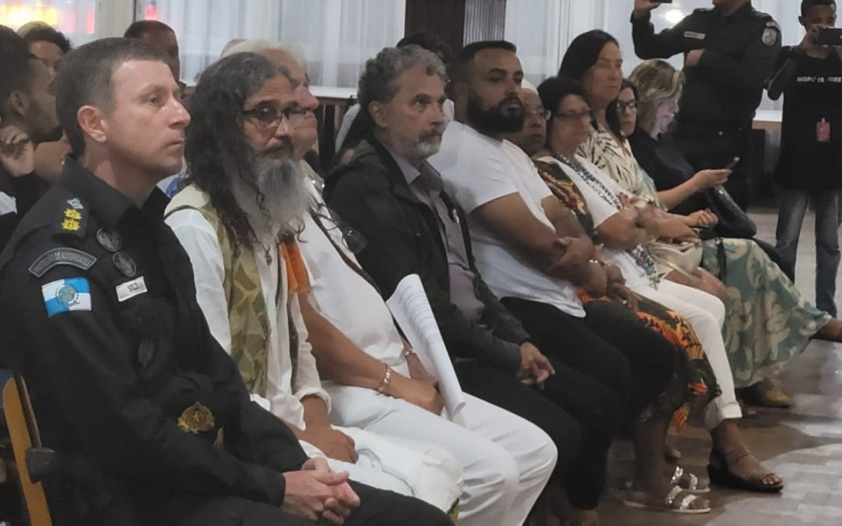 Comandante Soliva do 30&ordm; BPM , M&atilde;e Lilian Candombl&eacute; e Capelania Civil, Pai Delmo Umbanda, Professor Marcelo Espiritismo, Professor Afonso Hindu&iacute;smo, Dra Elizabeth Barbosa do Conselho Comunit&aacute;rio de Seguran&ccedil;a de Teres&oacute;polis, Dra Cl&aacute;udia Mateus Comiss&atilde;o de Pol&iacute;ticas P&uacute;blicas da  OAB/ Teres&oacute;polis. Entre os presentes, estavam tamb&eacute;m os vereadores  Diego Barbosa e Erika Marra