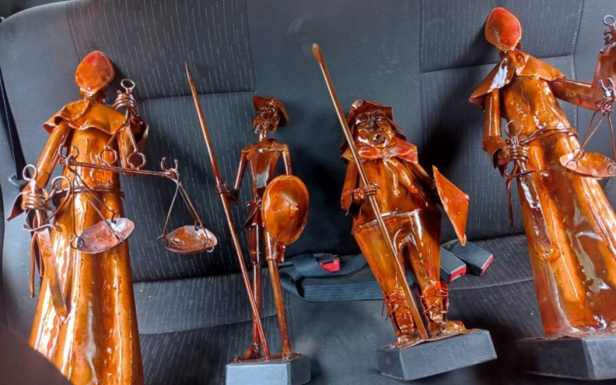 Don Quixote feito em B&uacute;zios &eacute; uma das obras danificadas durante ataque terrorista em Bras&iacute;lia
