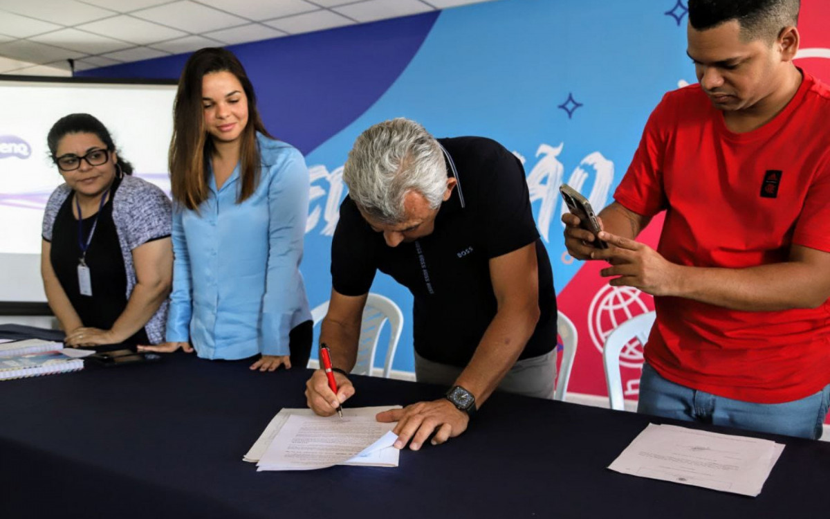 Prefeito assina decreto de enquadramento para os profissionais efetivos da Educa&ccedil;&atilde;o de S&atilde;o Jo&atilde;o de Meriti