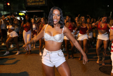 MC Rebecca dá show em ensaio de rua do Salgueiro