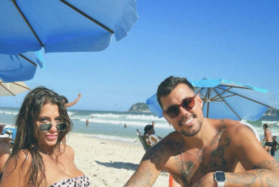 Andressa Castorino e Lipe Ribeiro aproveitam praia no Rio de Janeiro