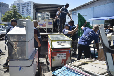Prefeitura estoura depósito clandestino usado por ambulantes em Copacabana