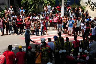 Familiares de menina de 10 anos vitima de bala perdida fazem protesto na porta de cemitério na Baixada