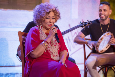 Alcione grava participação em 'Travessia' e admite ser fã de novelas: 'Adoro'