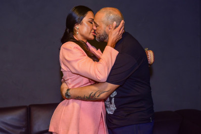 Com look comportado, Gracyanne Barbosa prestigia show de Belo