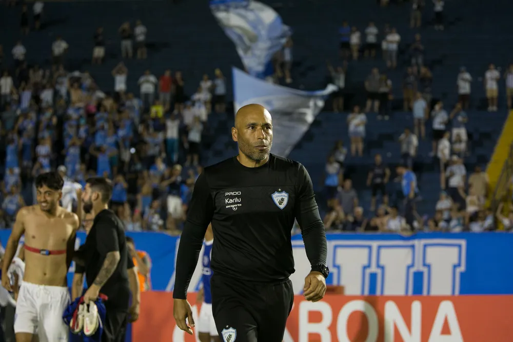 Edinho cita Pelé em primeira vitória: 'Olhava para cima e me lembrava do meu pai'