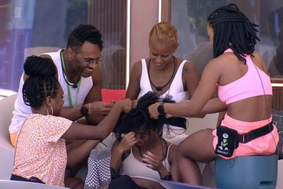 No 'BBB 23', Tina tira as tranças com ajuda de brothers negros e ensina dialeto africano: 'Wakanda'