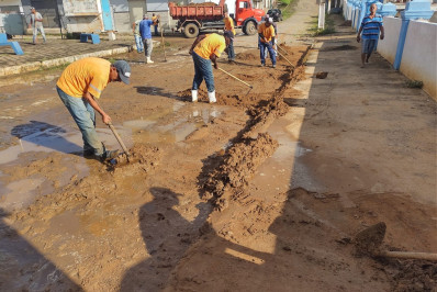 Ruas prejudicadas pelas chuvas desta semana estão sendo recuperadas pela Secretaria de Obras