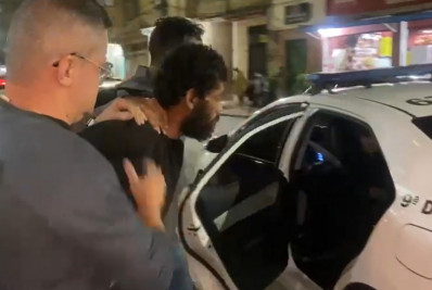 Homem que foi filmado usando viatura para consumir droga é preso no Catete