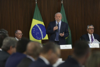 'Vamos ter que discutir questão do ICMS', afirma Lula a governadores