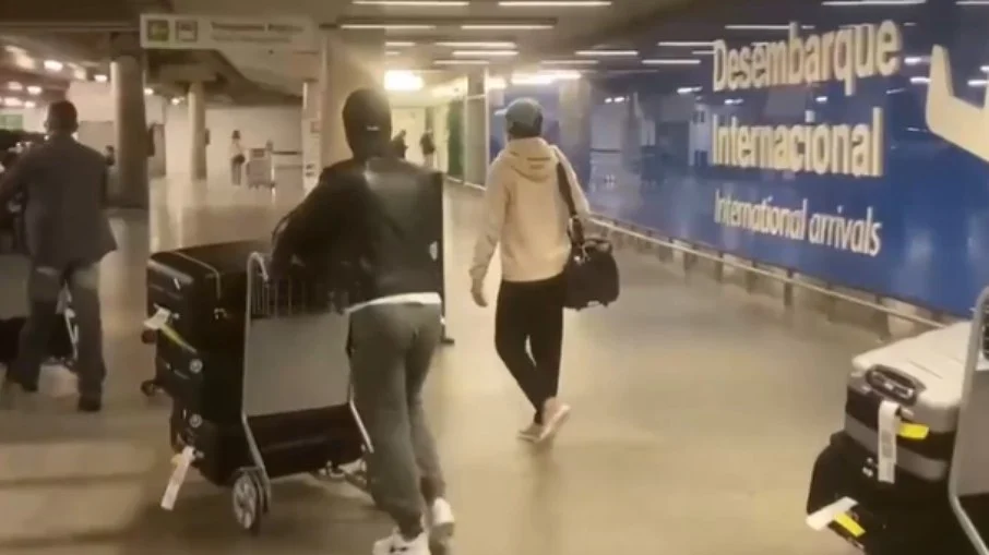 Michelle retorna ao Brasil sem Bolsonaro 