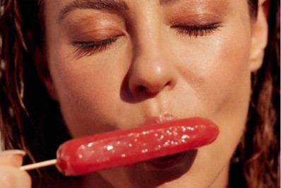 Paolla Oliveira se delicia com picolé e arranca suspiros dos internautas