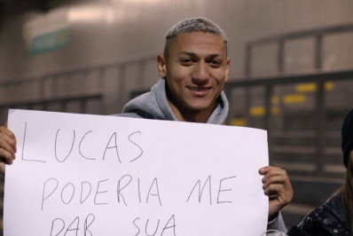 Richarlison tieta Lucas Moura em jogo do Tottenham sub-21: 'Poderia me dar sua camisa?'