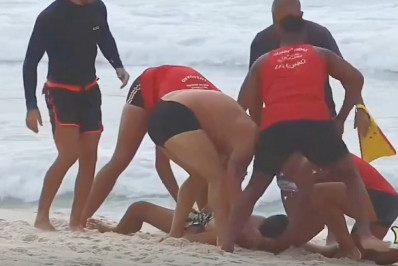 Corpo de Bombeiros resgata homem que se afogou na Praia da Barra
