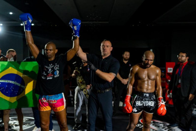 Lutador de Muay Thai de Belford Roxo levanta cinturão de campeão nos Estados Unidos