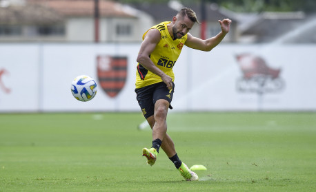 Valor da nova camisa do Flamengo recebe críticas de torcedores na web: 'Vem  com o Arrascaeta?