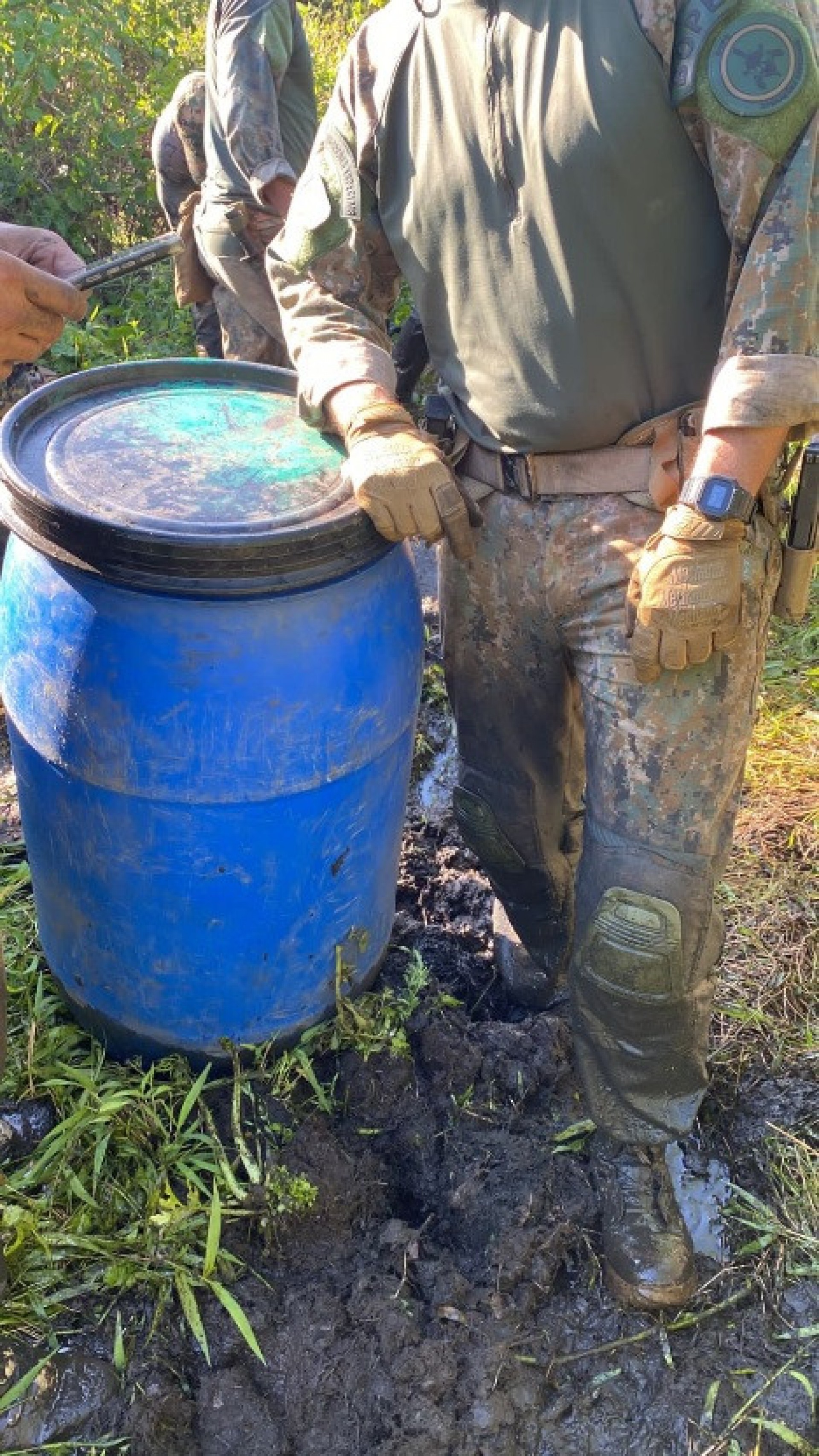 Eram tantos tabletes da erva maligna que cobriram a entrada da DP