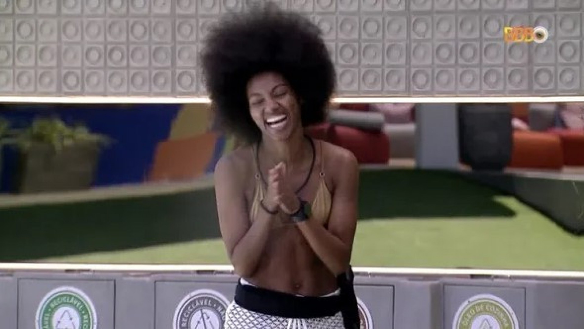 Tina tira tranças com ajuda de brothers negros no 'BBB 23' - Reprodução/Globoplay