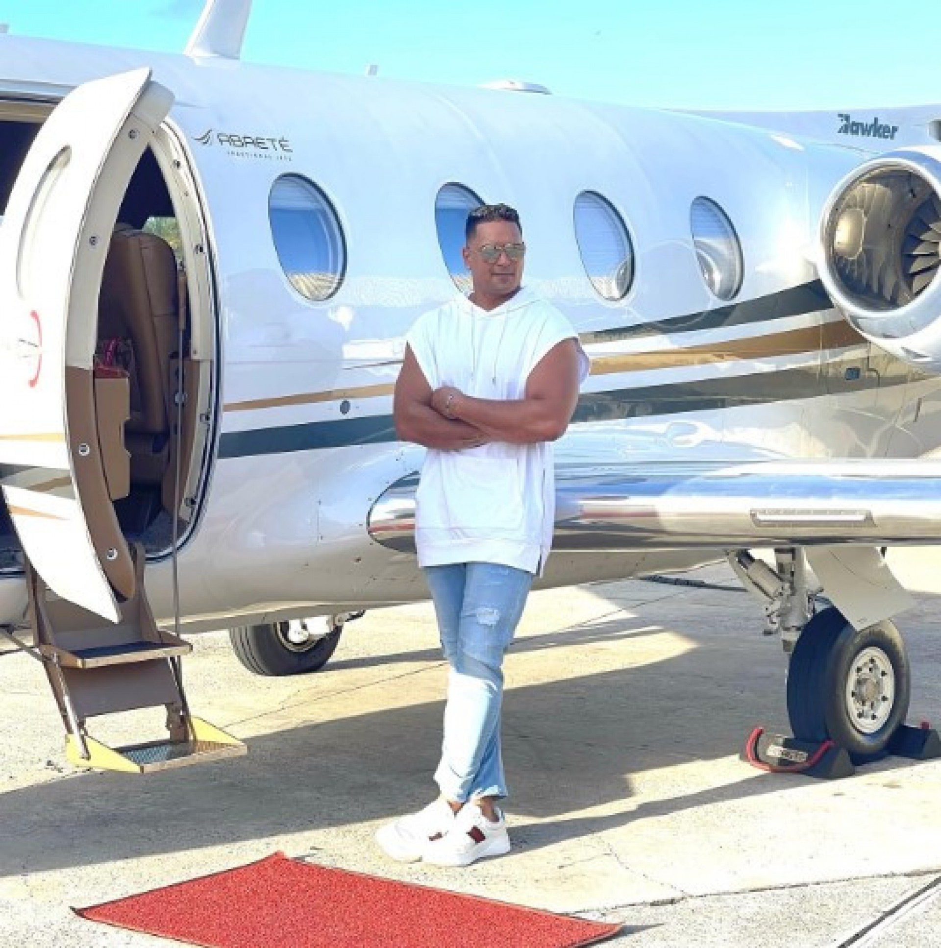 Xanddy posa ao lado de jatinho - Reprodução Internet